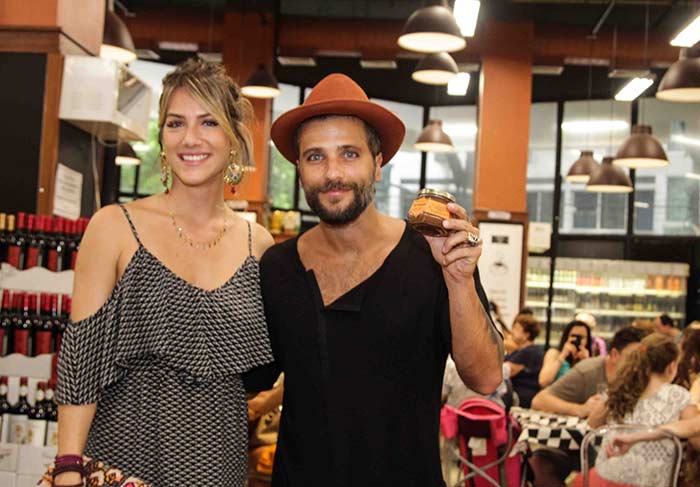 Bruno Gagliasso e Giovanna Ewbank degustam sorvetinho light