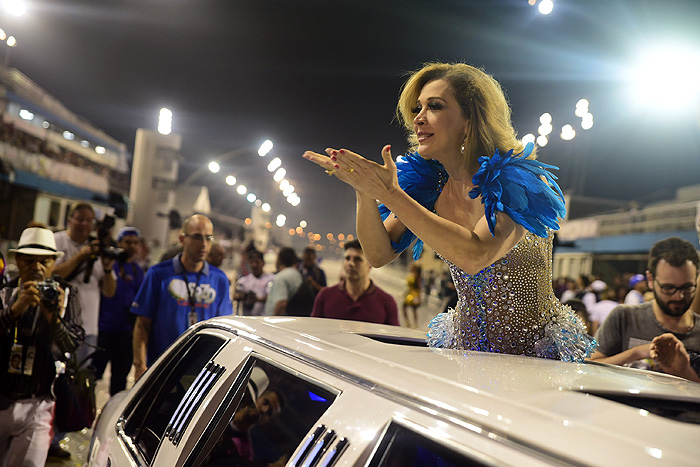 Poderosa! Claudia Raia vai de limusine ao ensaio da Nenê