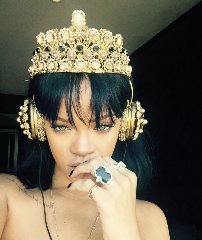Rihanna confere novo álbum com fone de R$ 40 mil