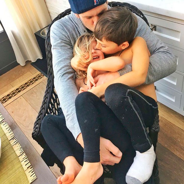 Gisele Bündchen compartilha foto fofa do marido e filhos 