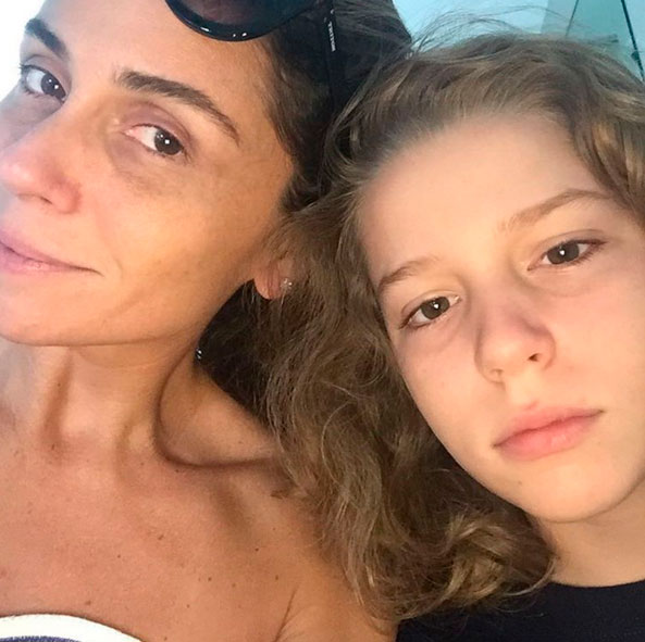 Giovanna Antonelli faz selfie sem maquiagem ao lado do filho