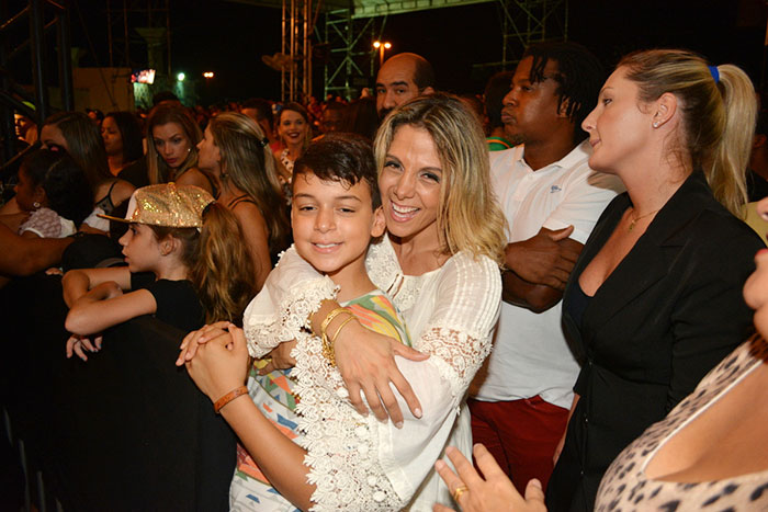 Quem também prestigiou o show do Harmonia do Samba foi a esposa de Xanddy, Carla Perez, com o filho