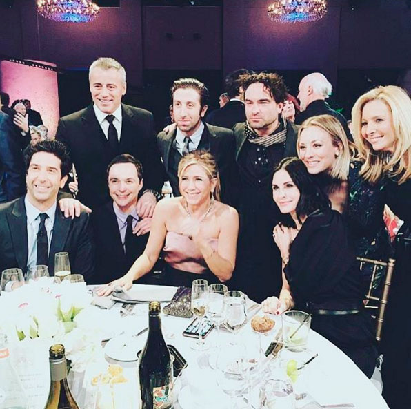 Atores de Friends se reencontram em homenagem a diretor