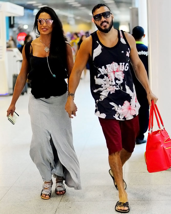 Belo e Gracyanne Barbosa trocam beijinhos em aeroporto