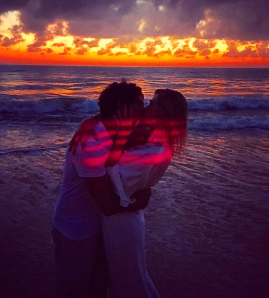 Fiorella Mattheis beija Alexandre Pato e diz: 'Pra sempre'