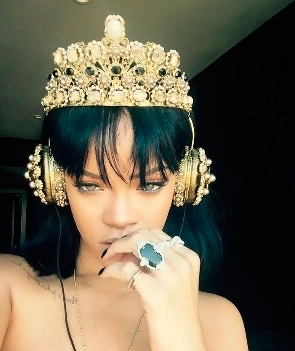 Rihanna faz fone de ouvido de R$ 40 mil esgotar em 24 horas