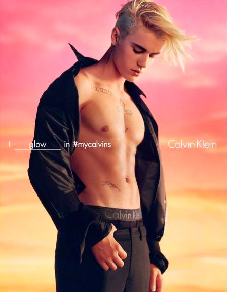 Só de cueca, Justin Bieber exibe tanquinho e 'volumes'