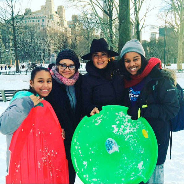  Salma Hayek agradece meninas que emprestaram trenó em NY