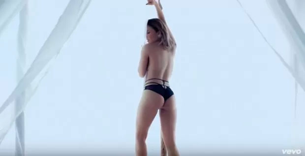 Claudia Leitte faz topless em novo videoclipe para Corazón