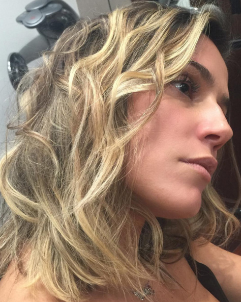 Deborah Secco faz mudança radical no cabelo. Veja!