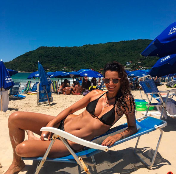 Fernanda Motta ostenta corpão em praia de São Paulo