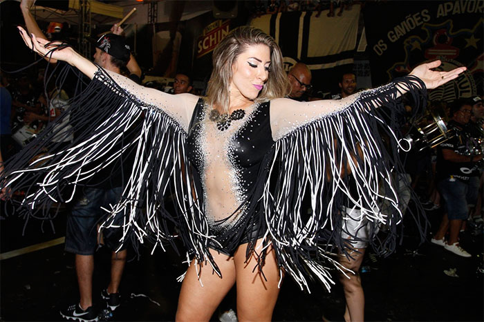 Tati Minerato usa body de franja em ensaio de samba