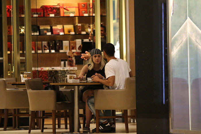 Sérgio Malheiros e Sophia Abrahão roubam a cena em shopping