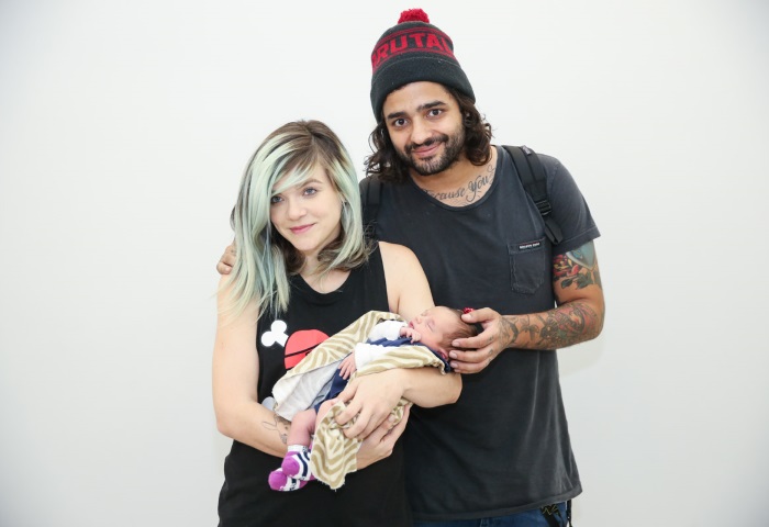 Lucas Silveira e Karen Jonz deixam maternidade com Sky