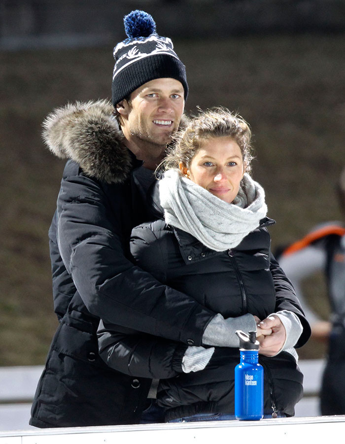Gisele Bündchen e Tom Brady enfrentam frio para se divertir