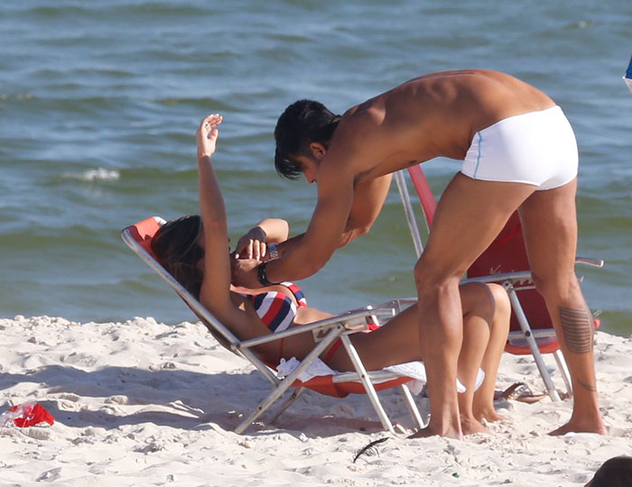 Nicole Bahls troca carinhos com novo amado em praia do Rio
