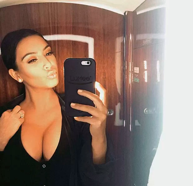 Kim Kardashian posa decotada: 'Odiando meus seios enormes'