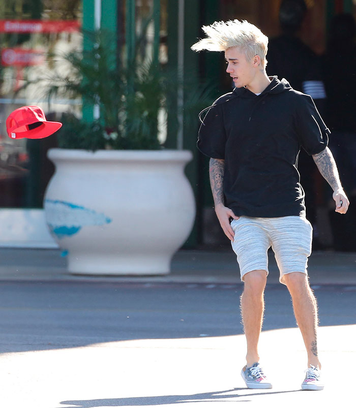 Justin Bieber quase perde o boné em passeio por Hollywood