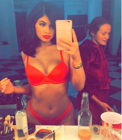 Kylie Jenner provoca de lingerie vermelha