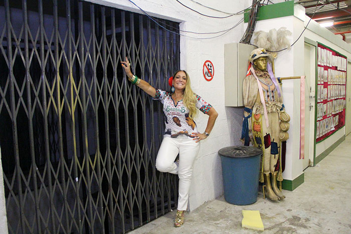 cheia de charme e com flor no cabelo,Susana Vieira visita o barracão da Grande Rio