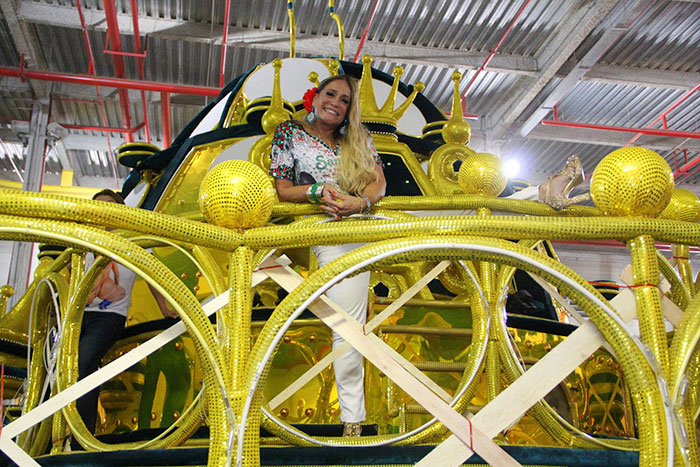 Susana Vieira em carro de realeza