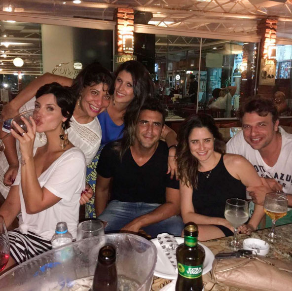 Fernanda Vasconcellos se reúne com amigos famosos em foto