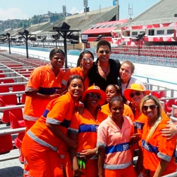 Zezé Di Camargo confere preparativos de Carnaval com garis