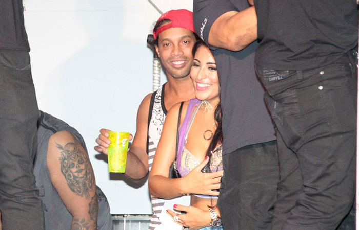 companhado! Ronaldinho Gaúcho curte festa com morena