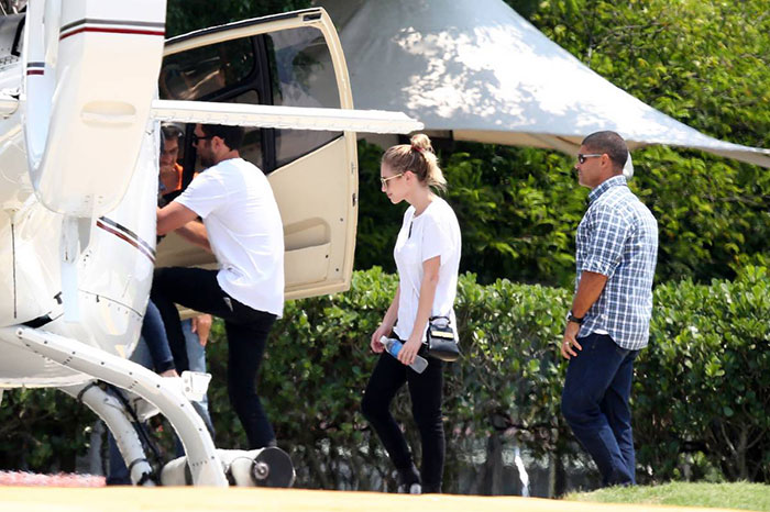 Filha de Sean Penn escolhe look básico para passeio pelo Rio,