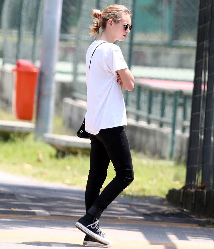 Filha de Sean Penn escolhe look básico para passeio pelo Rio