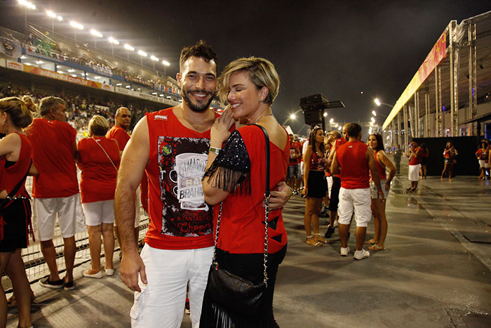 Nathália Rodrigues também aproveitou a companhia do namorado para curtir os desfiles, e demonstrou todo o seu amor na frente das câmeras
