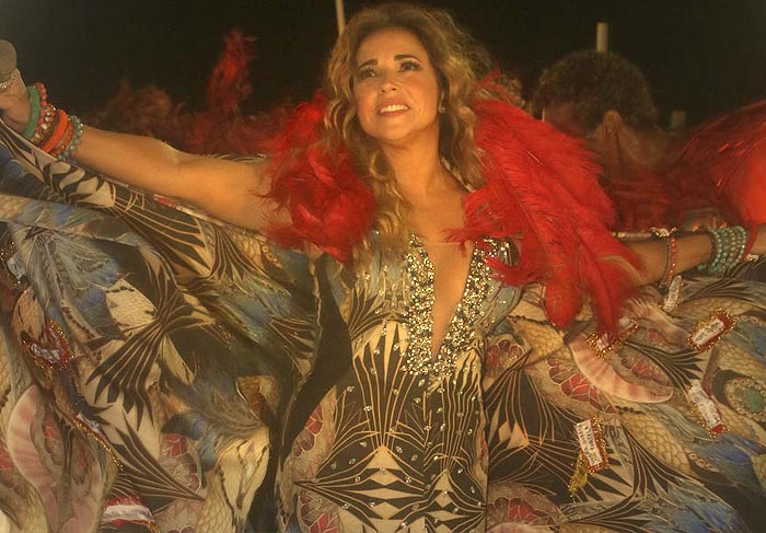 Salvador: Daniela Mercury puxa a pipoca vestida de Rainha do Samba
