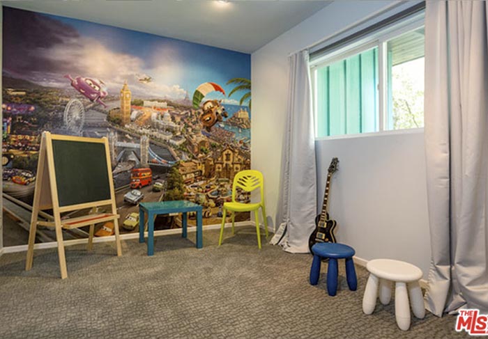 A casa comprada por Miley tem a configuração perfeita para uma família. Um dos quartos quartos tem paredes revestidas com papel de parede do filme Carros, e o banheiro da suíte tem como tema o Homem-Aranha.