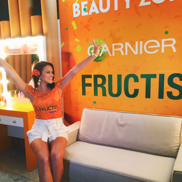 BA: Bruna Marquezine deixa as pernas de fora