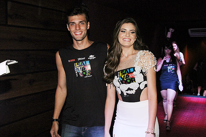 BA: Camila Queiroz se esbalda com o namorado na folia