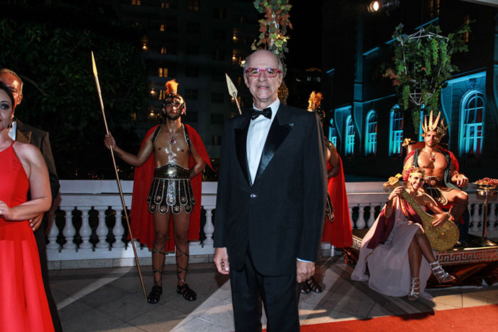 Famosos prestigiam Baile de Carnaval do Copacabana Palace