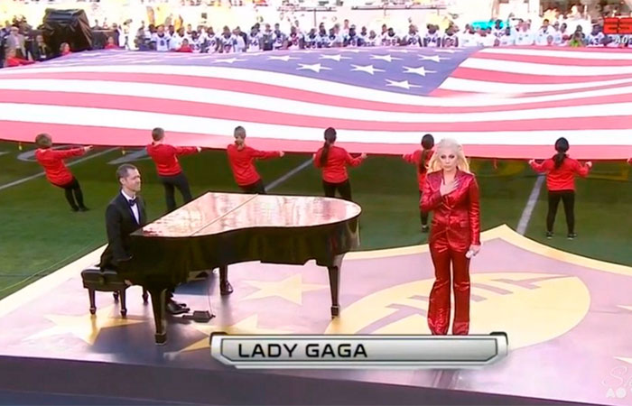 Lindíssima, Lady Gaga canta hino dos Estados Unidos,
