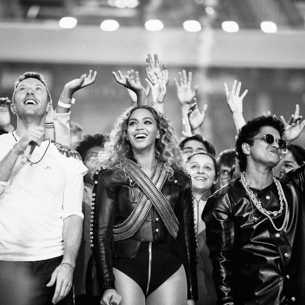 Beyoncé rouba cena no Super Bowl com Coldplay e Bruno Mars 