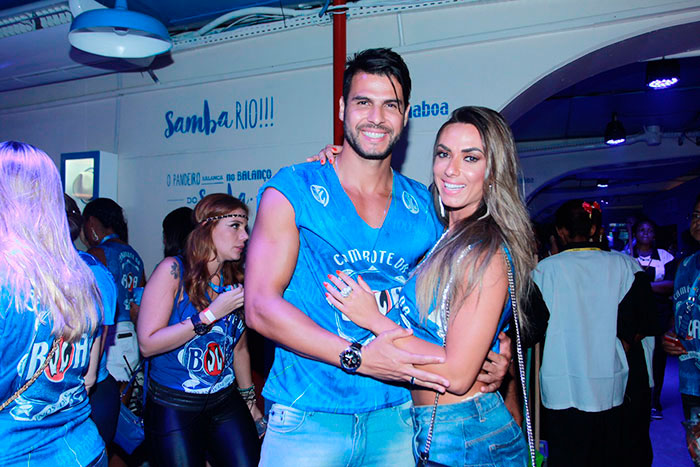 RJ: Nicole Bahls e Marcelo Bimbi se beijam na folia