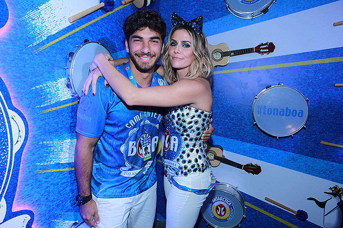 RJ: Deborah Secco troca beijos carinhosos com Hugo Moura 