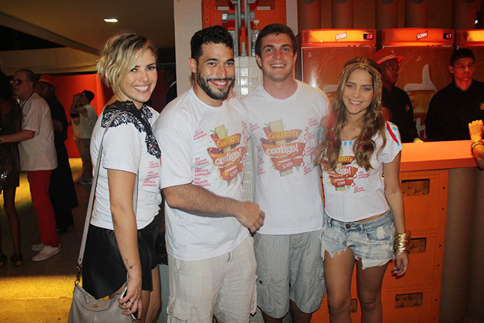 Nathália Rodrigues com o namorado, Pedro Moutinho, e Isabella Santoni com o namorado, Lucas Wakim 