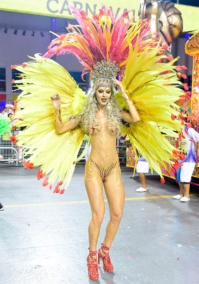 SP: Tatiele Polyana mostra o corpão em desfile em São Paulo