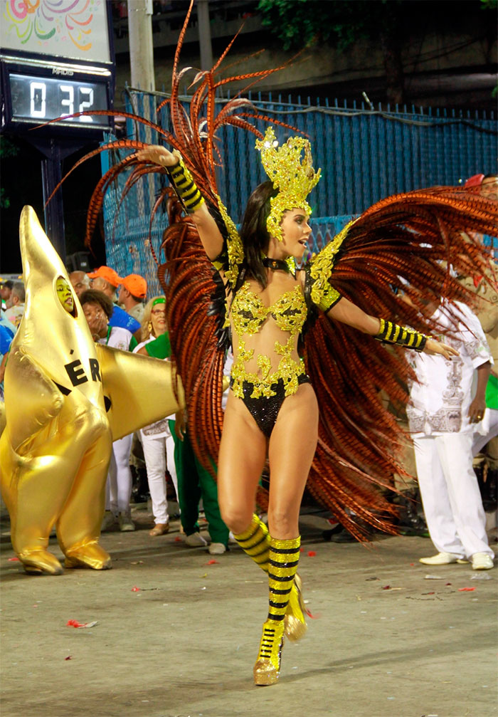 RJ: Daniela Albuquerque investe em poses no sambódromo 