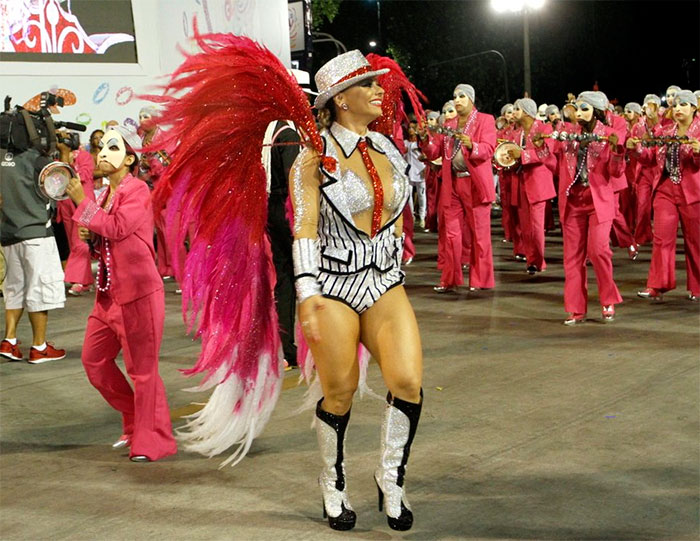 RJ: Viviane Araújo se transforma em 'malandra' para desfile