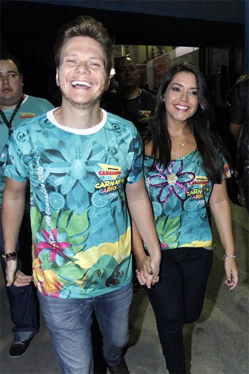 RJ: Thaís Fersoza usa blusa larguinha para curtir Carnaval 