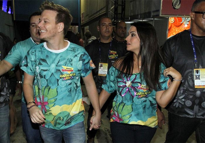 RJ: Thaís Fersoza usa blusa larguinha para curtir Carnaval 