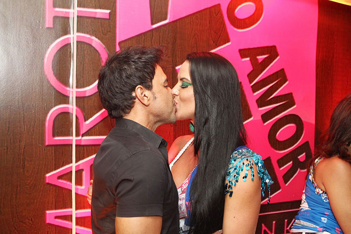 Zezé Di Camargo beija a namorada Graciele Lacerda  