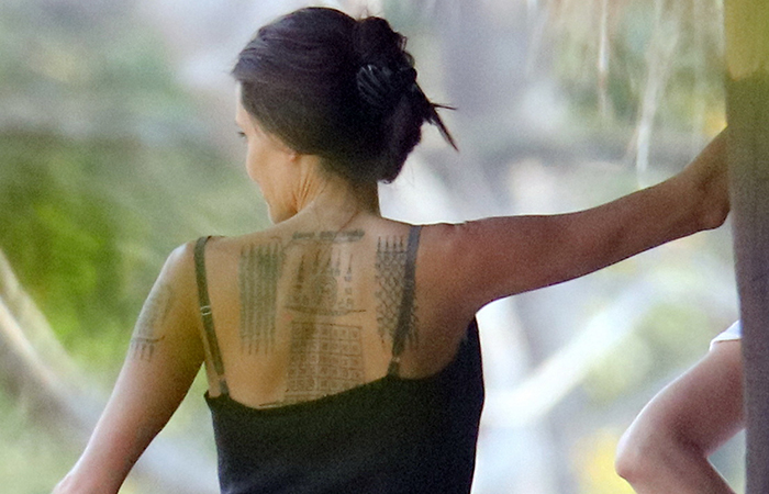 Angelina Jolie deixa tatuagem à mostra em set