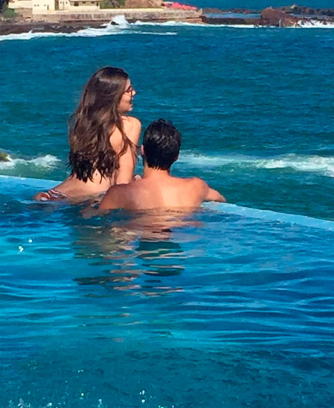  Camila Queiroz arrasa na foto com namorado. Confira!