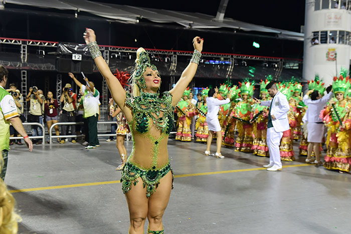 Em São Paulo, a atriz é rainha de bateria da Mancha Verde, que estava no Grupo de Acesso, mas conseguiu subir para o Grupo Especial em 2017